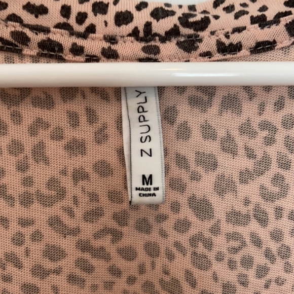 Z Supply Mini Leopard Print V-neck Tshirt M - Picture 2 of 2